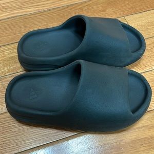 YEEZY SLIDES SIZE 5